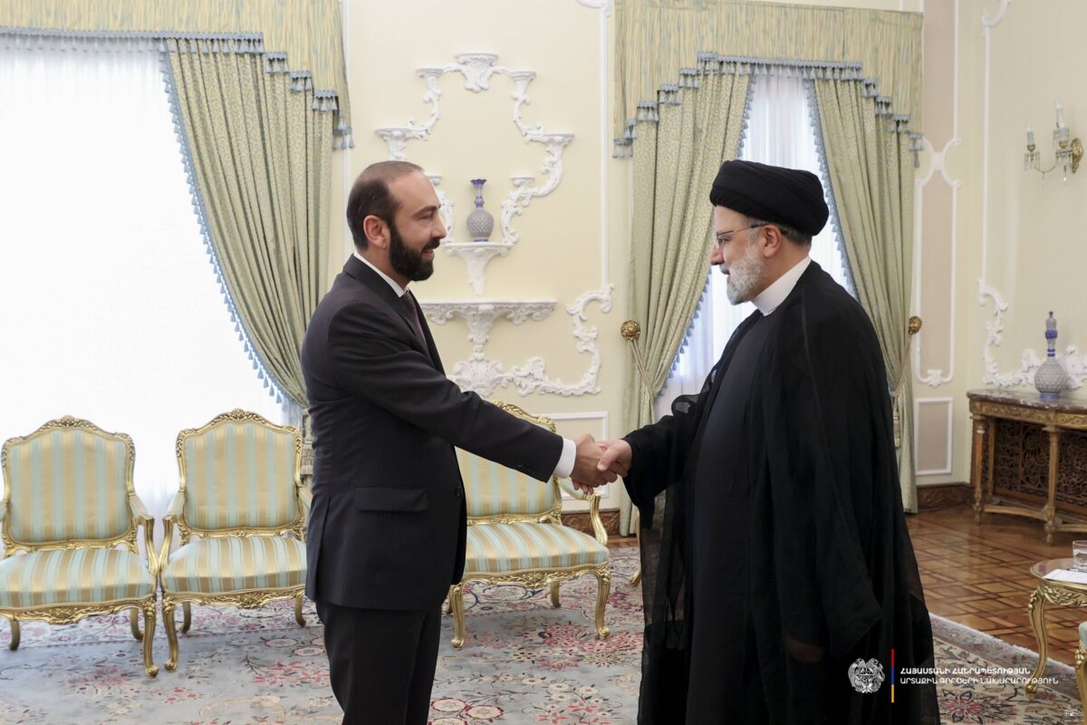 İran Cumhurbaşkanı Reisi Mirzoyan'ı kabul ettti
